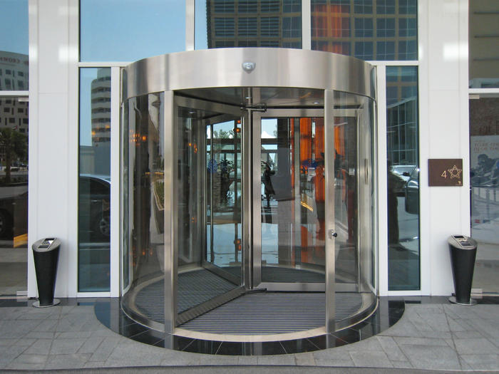 vrtljiva avtomatska vrata